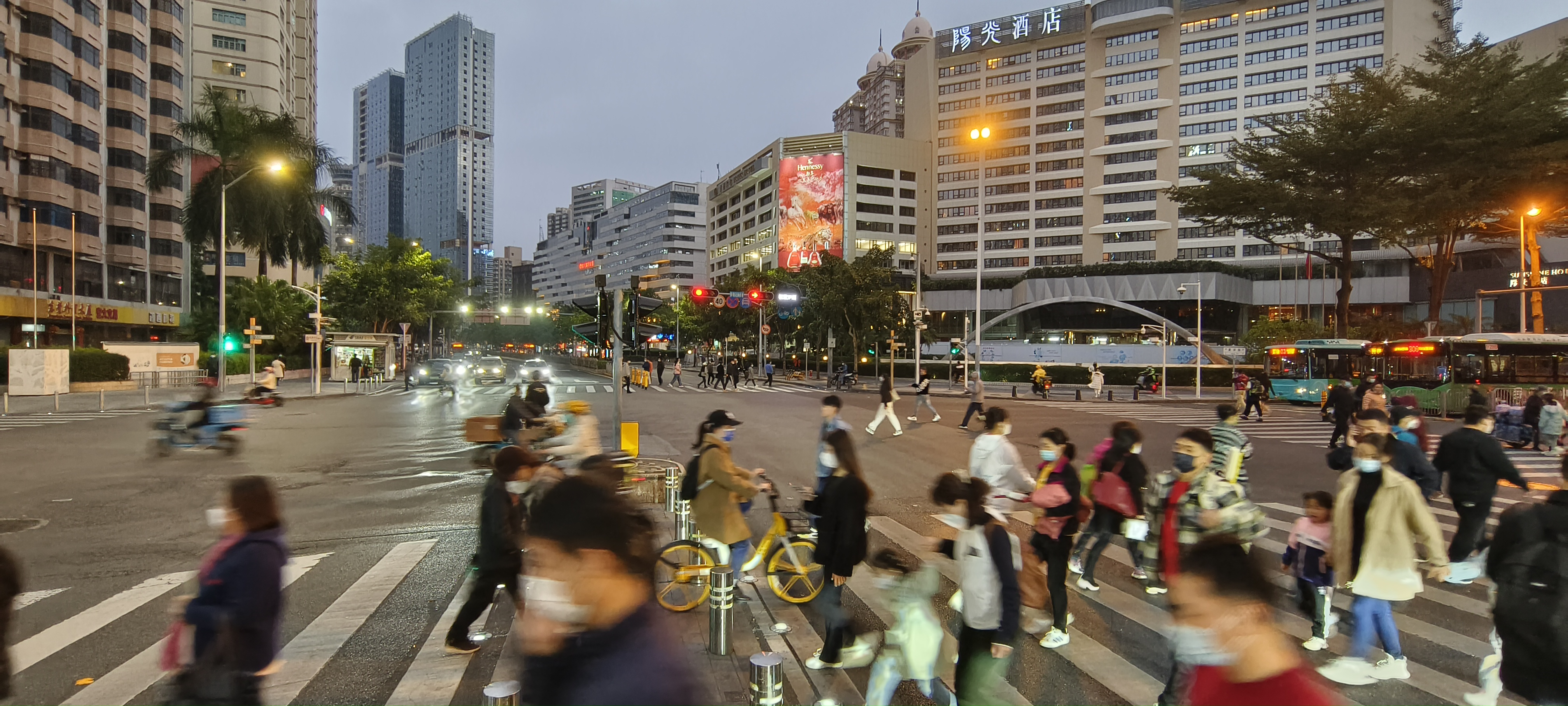全场景媒体整合投放 - 地标大牌 · 航司媒体 · 机场高铁 · 商圈LED
